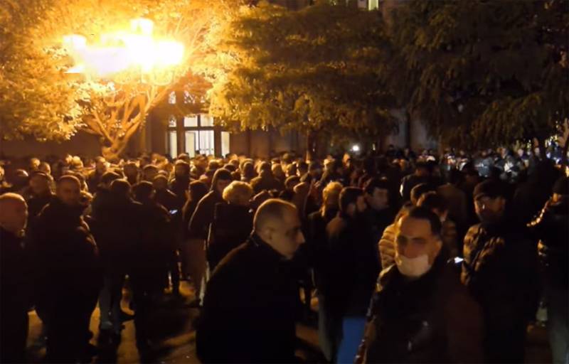 Motins eclodiram em Yerevan, manifestantes ocuparam o prédio do parlamento