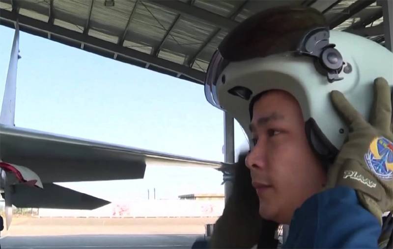 Das Netzwerk diskutiert die neuen Projektions-Multimedia-Helme von Piloten der chinesischen Luftwaffe