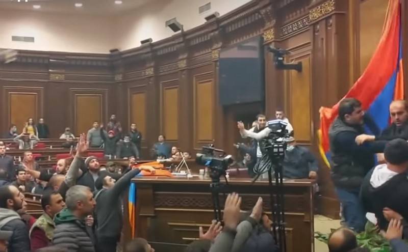 L'Armenia ha annunciato la necessità di rivedere i termini della "vergognosa" tregua