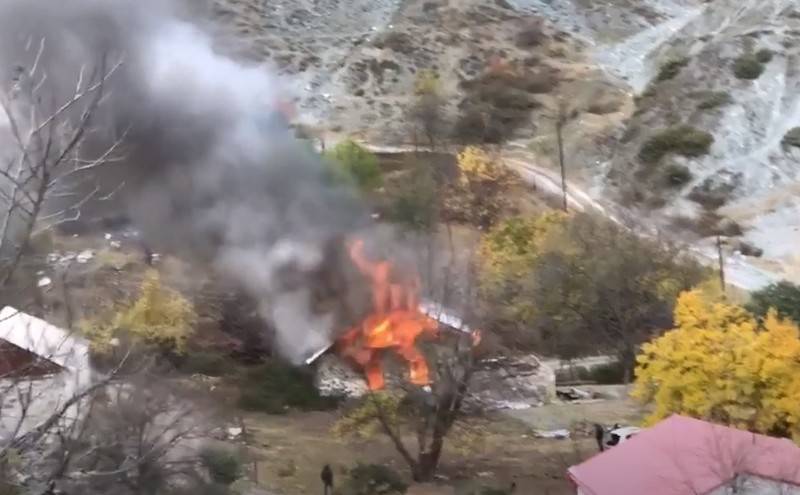 Les Arméniens quittent en masse les zones «occupées», incendiant des maisons