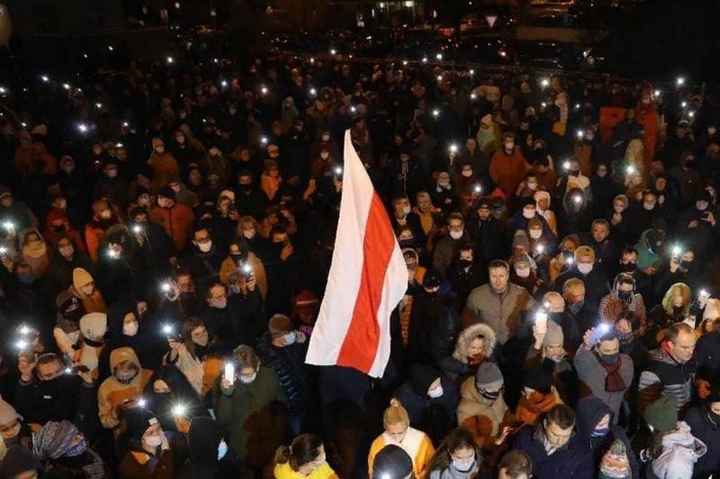 AB Minsk'i ek yaptırımlarla tehdit etti, Tikhanovskaya protesto taktiklerini değiştirdi