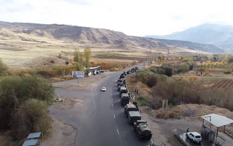 Outra coluna de soldados da paz russos entrou na capital do NKR, Stepanakert