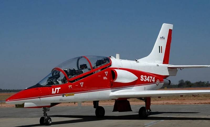 El avión de entrenamiento indio HJT-36 Sitara enseñó a hacer "barril"