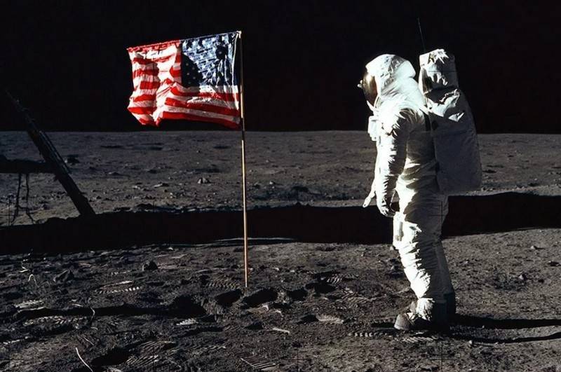 Nos Estados Unidos, anunciou o atraso da Rússia na "corrida lunar"