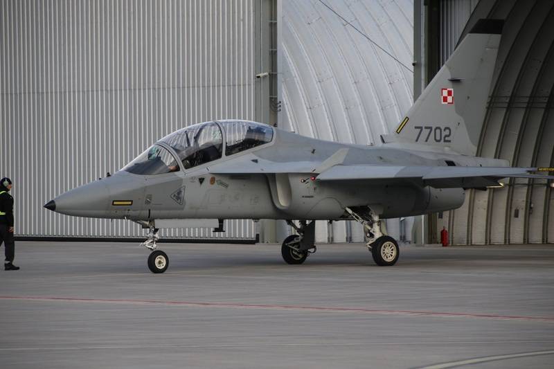 Aeronave de treinamento de combate (UBS) M-346 Master juntou-se à Força Aérea Polonesa