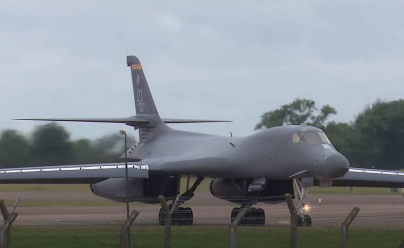 Le bombardier américain B-1B Lancer testé avec un système de suspension de missile hypersonique