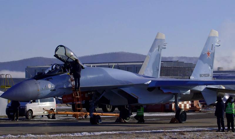 Ein Paar neuer Su-35S-Jäger traf im Lipetsk Aviation Center der russischen Luft- und Raumfahrtstreitkräfte ein