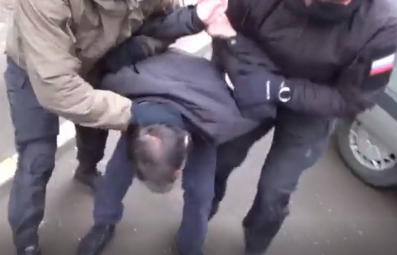 帮派沙米尔·巴塞耶夫（Shamil Basayev）和哈塔卜（Khattab）的两名前激进分子在车臣被拘留