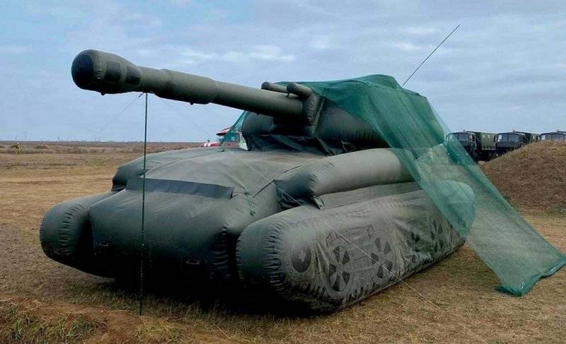 "Para engañar a la inteligencia enemiga": el Ministerio de Defensa de Ucrania presentó el cañón autopropulsado inflable "Akatsiya"