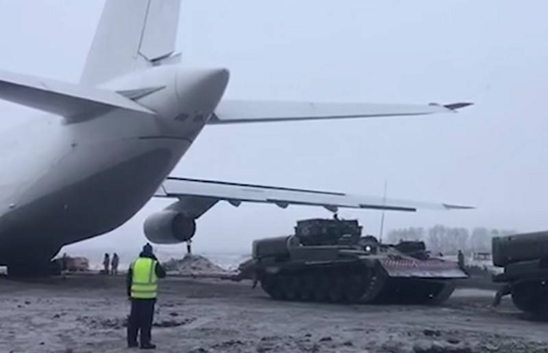 Novosibirsk'te düşen bir An-124 Ruslan'ın tahliyesinin bir videosu Web'de yayınlandı.
