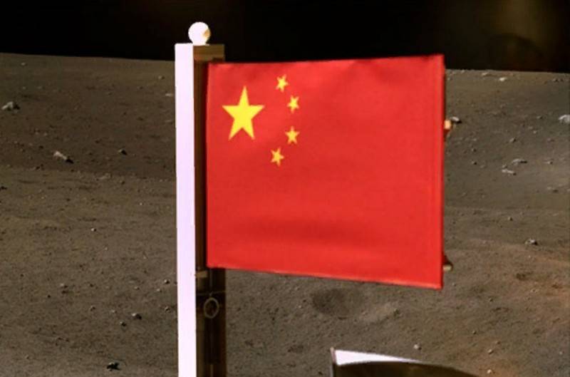The Chang'e-5 device sent the first image of the Chinese flag against the background of the lunar landscape