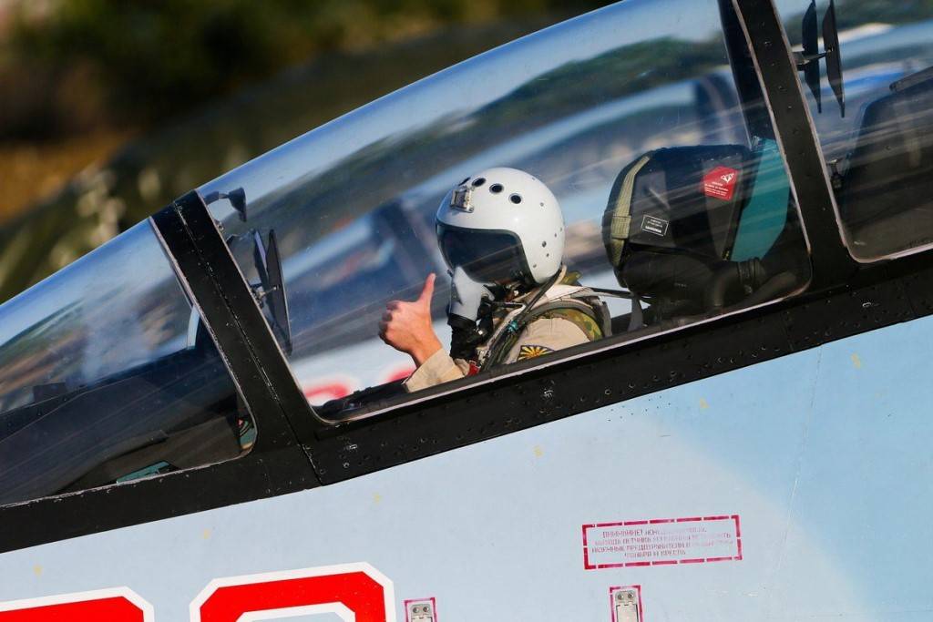 Aperto no ar: Como pilotos de caça fazem xixi no voo?