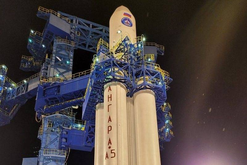 Rogozin en el cohete Angara-A5: Vuela, maldita sea ...