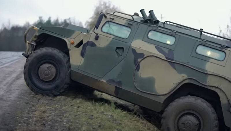 Ukrainian resource: The Russian Army is once again looking for a replacement for the armored car "Tiger" stuck on the curb