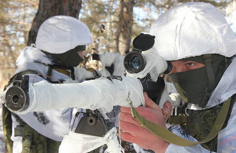 防空軍の合同軍のスカウトは、近代化されたASM「ヴァル」アサルトライフルで武装しました。