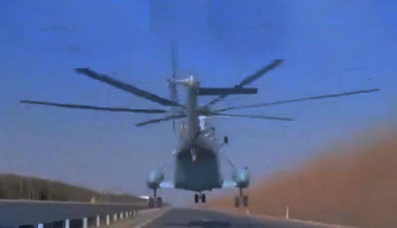 Caught on video a flight of a Chinese carrier-based helicopter at an ultra-low altitude over the highway