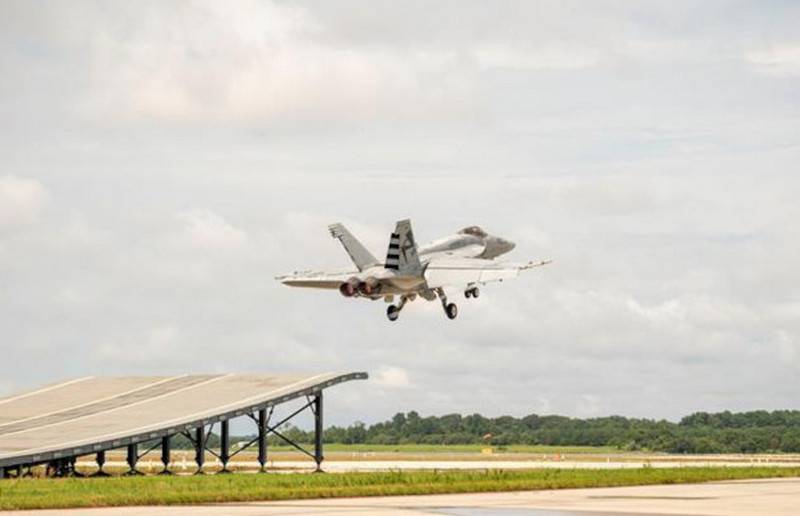 Le chasseur américain F / A-18E Super Hornet testé à partir d'un tremplin