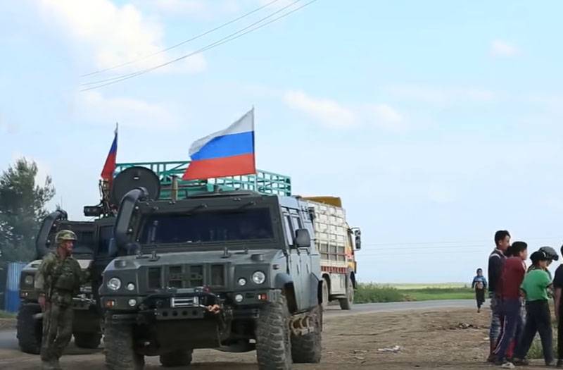 Russische Flaggen tauchten auf kurdischen Karten im Gebiet der syrischen Stadt Ain Issa auf