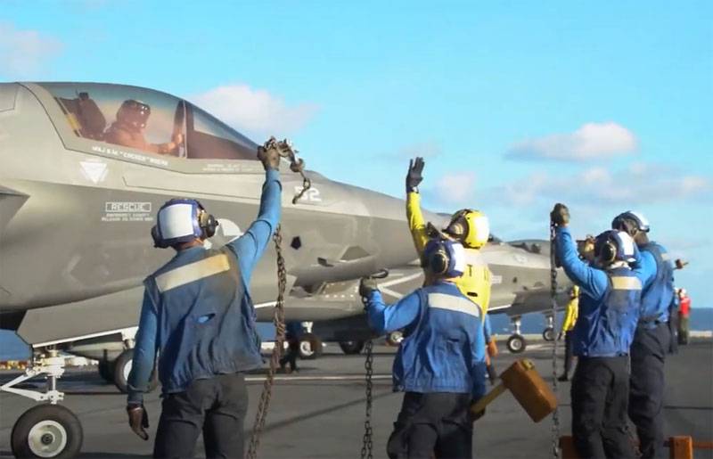 Se muestra un caza F-35B disparando un cañón de avión frente a la costa de Somalia