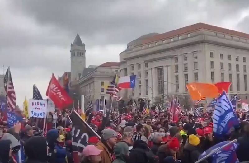 Apoiadores de Trump invadiram o prédio do Capitólio, em torno do Senado Hall