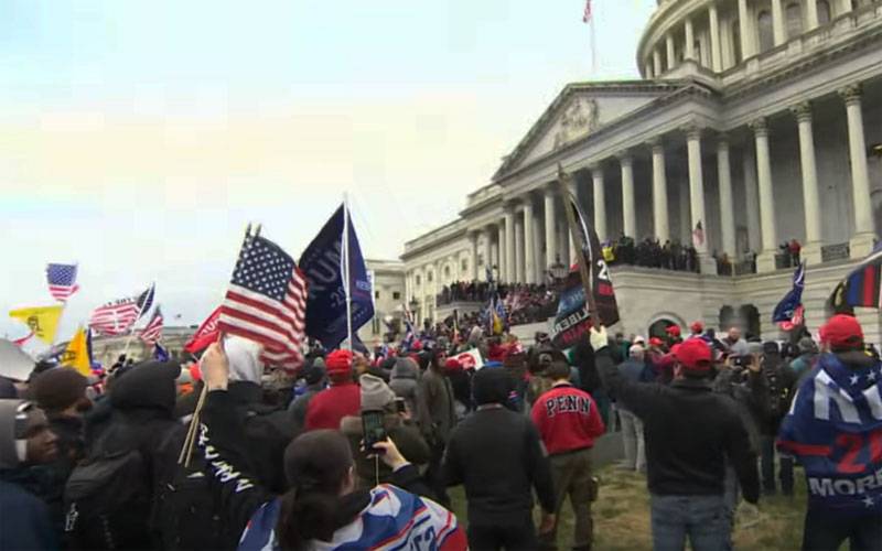 Presse américaine: le premier Trump a appelé à se rendre au Capitole, et maintenant il menace ceux qui enfreignent la loi