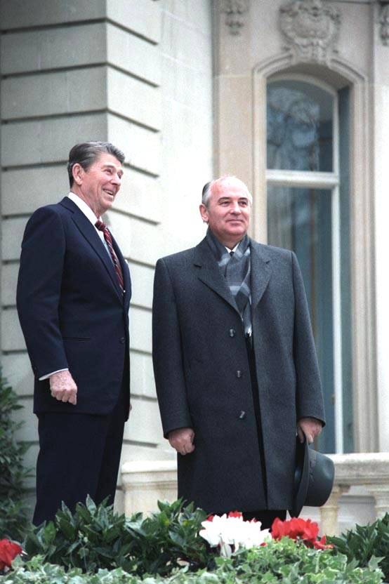 Горбачев: Нужно обсудить с Байденом недопустимость ядерной войны