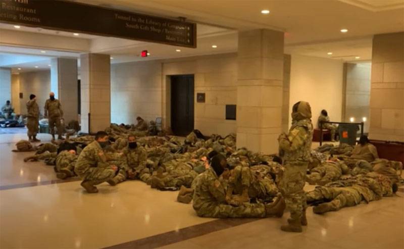 "Jeté à terre comme des vagabonds": les Américains dénoncent le déploiement de l'armée au Capitole