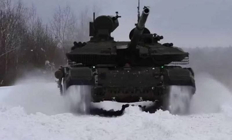 Chars T-90M russes combinés en un seul réseau pendant les exercices