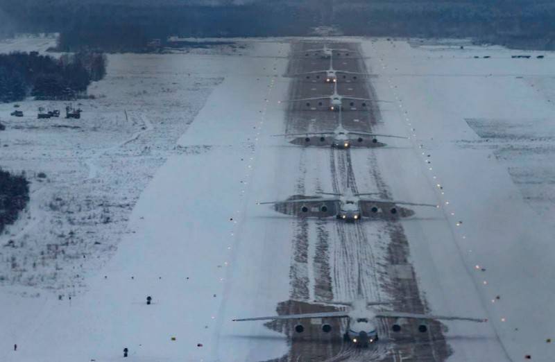 Die russischen Luft- und Raumfahrtstreitkräfte haben den gleichzeitigen Start von sechs militärischen Transportflugzeugen der An-124-100 Ruslan abgeschlossen