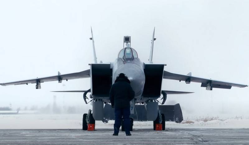 북부 함대의 MiG-31BM 고고도 요격기는 Novaya Zemlya에서 북극을 통제합니다