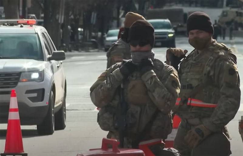 貸しフェンスとショップのない自動ライフルを備えた国家警備隊の戦闘機：米国の国会議事堂を守る機能