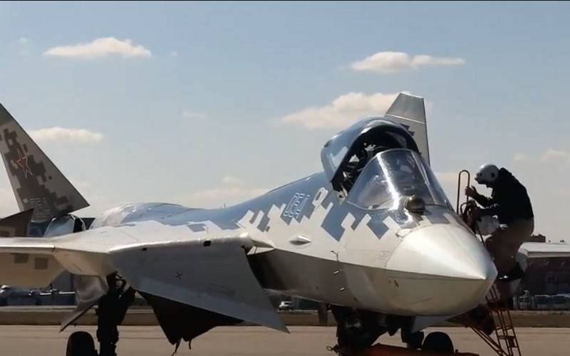 Kızılderililere Su-57E savaş uçağının ihraç versiyonunun bir modeli gösterilecek.