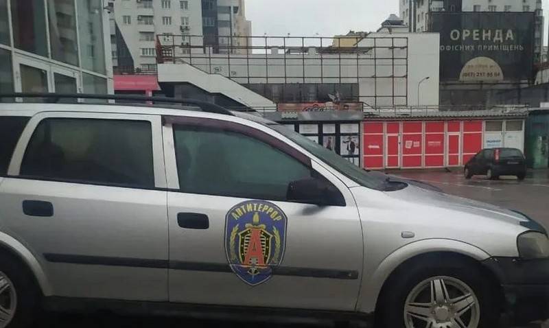 SBU는 키예프에서 "러시아 FSB의" "특수 부대"알파의 상징이있는 자동차에 대해 보도했다