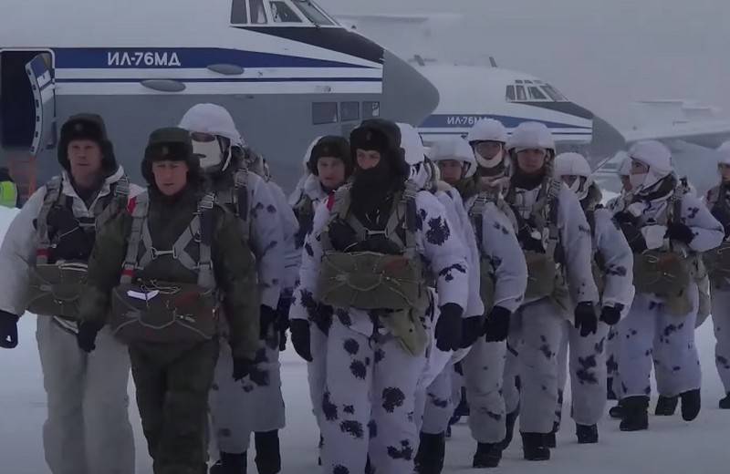 В Сети появилось видео массового десантирования подразделений ВДВ