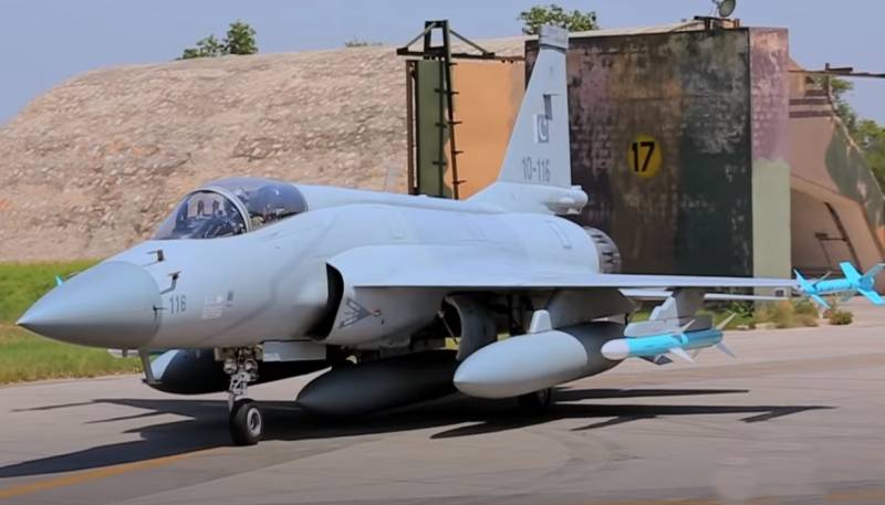 "المساواة في الجودة مع المقاتلات الأخرى": وسائل الإعلام الأذربيجانية بشأن الاستلام الوشيك لأول طائرة من طراز JF-17