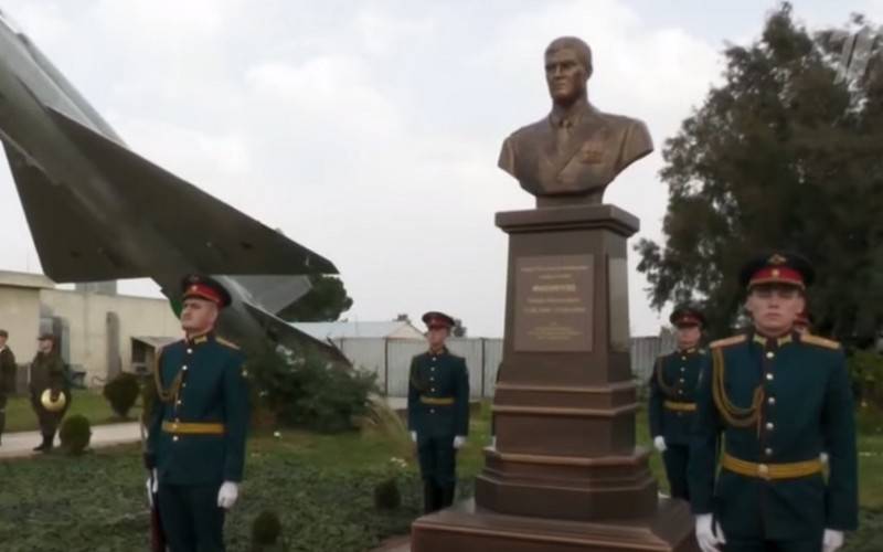 Monument au héros de la Russie Roman Filipov dévoilé sur la base aérienne de Khmeimim