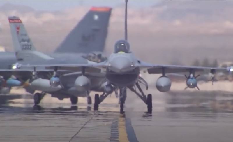 米空軍はF-16ファイティングファルコンを新型戦闘機に置き換えることを検討する