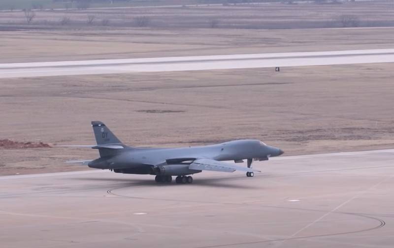 美国空军首架B-1B Lancer轰炸机退役