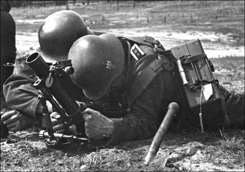 El uso de morteros alemanes capturados y múltiples sistemas de lanzamiento  de cohetes.
