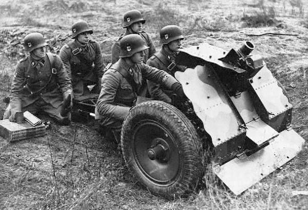 Elfogott német gyalogsági fegyvereket a Vörös Hadsereg szolgálatában