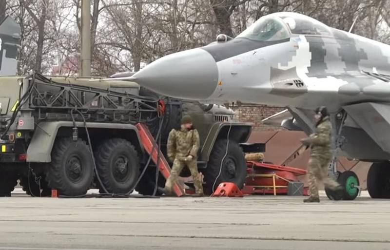 "Wird wahrscheinlich abgeschrieben": Der ukrainische Offizier rammte einen MiG-29-Kämpfer der Streitkräfte der Ukraine in ein Auto