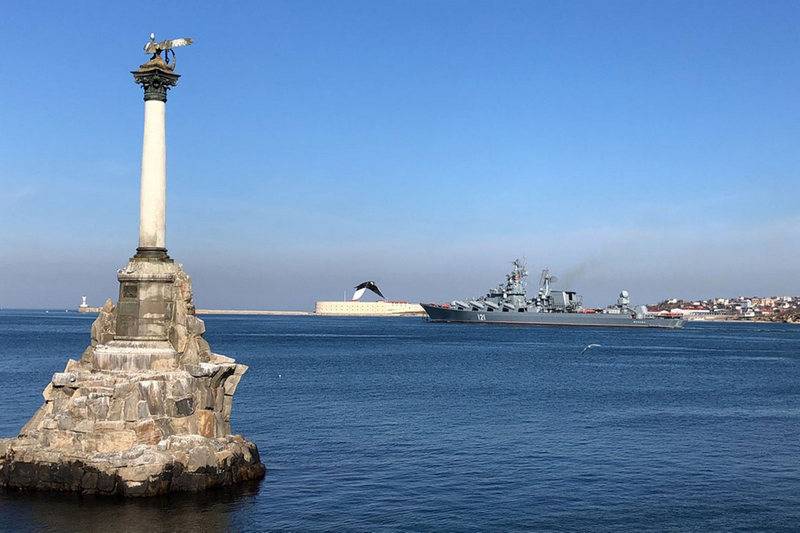 El buque insignia de la Flota del Mar Negro, el crucero Moskva, entró en los ejercicios.