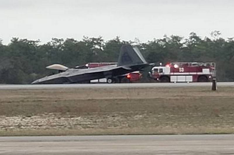 アメリカ空軍のF-22戦闘機が緊急着陸