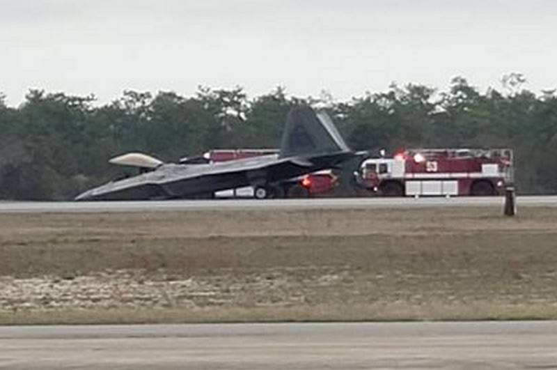 Un chasseur F-22 de l'US Air Force effectue un atterrissage d'urgence