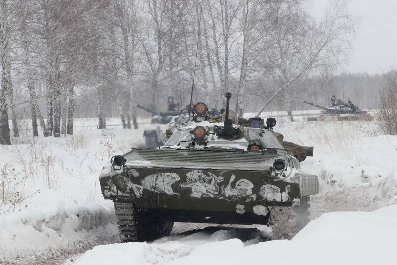 현대화된 BMP-2M 배치가 중앙군사구의 전동 라이플맨과 함께 배치되었습니다.