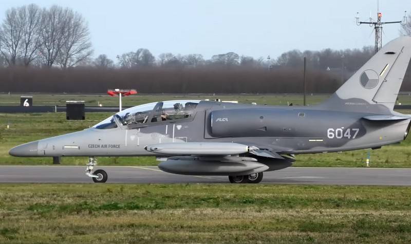 El avión de ataque ligero checo L-159 perdió el dosel de la cabina durante el vuelo