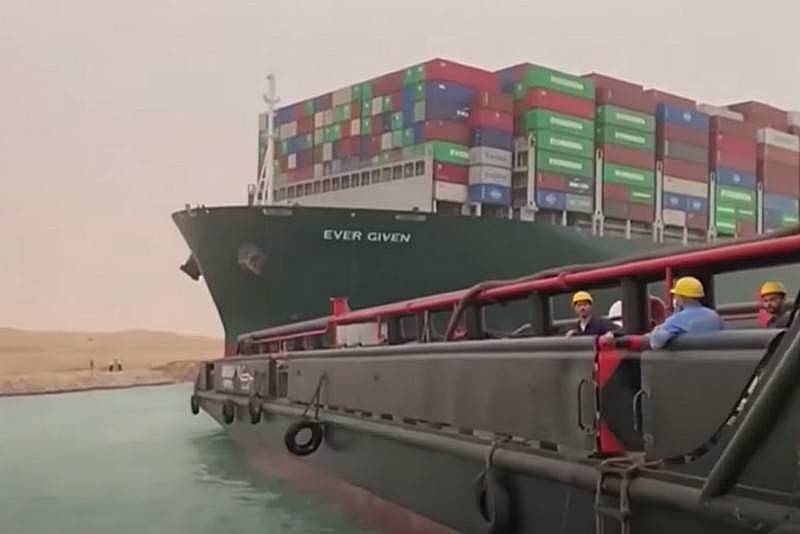 O congestionamento no Canal de Suez levou a um aumento no trânsito de mercadorias pela Rússia