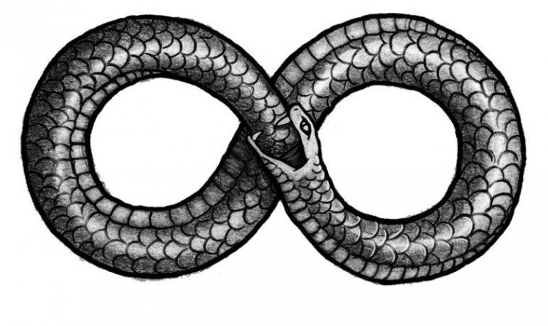 Propaganda: una serpiente que se muerde la cola.