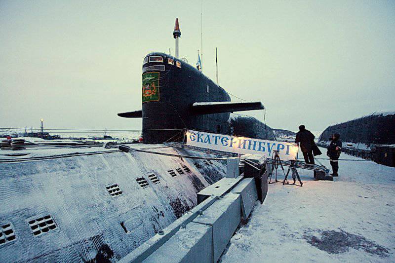 Rücktrittsbedingungen des Projekts 84-BDRM "Dolphin" aus der Nordflotte SSBN K-667 "Jekaterinburg"