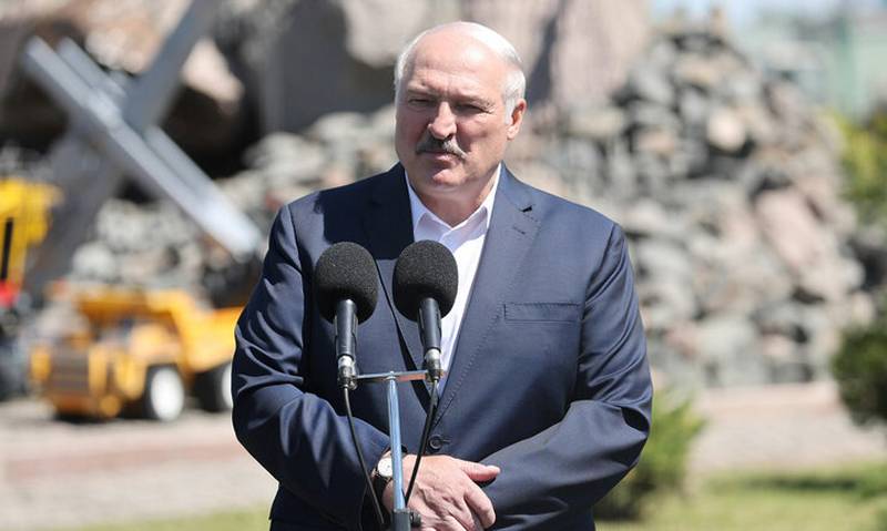 Pers Polandia menyebut Lukashenka versi politik dari mainan Roly-Poly-Vstanka: "Berkat tentara dan polisi, dia selamat dari hari-hari yang sulit"